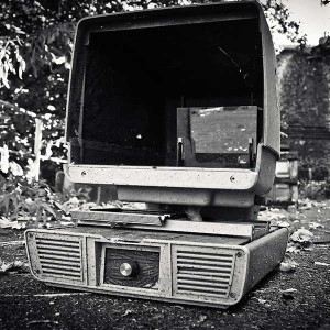 Geschichte der Musikproduktion - Bild eines alten, kaputten PCs