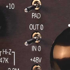 Der Mikrofon-Preamp (Vorverstärker) - Bild eines Phasenumkehrschalters an einem Mic-Preamp